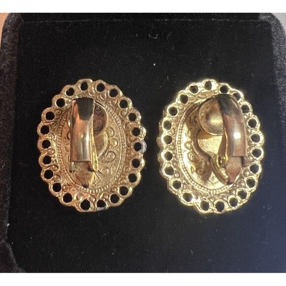 Vintage Cameo Clip On Earrings Tiny Huggie Small Gold Tone‎ Elegant - Picture 2 of 2